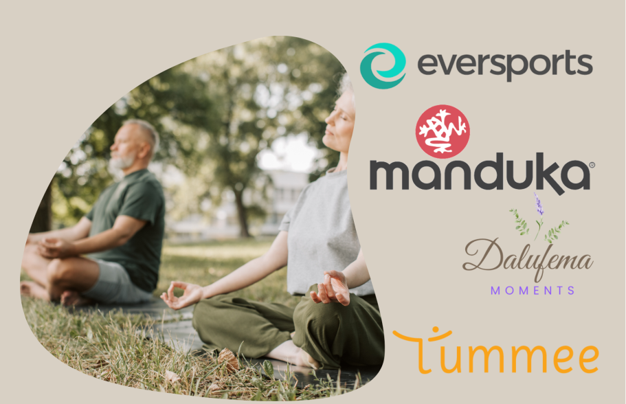 Bestes Kundenerlebnis durch starke Partner Zwei Personen meditieren im Freien, umgeben von Natur. Logos von Manduka und Eversports.