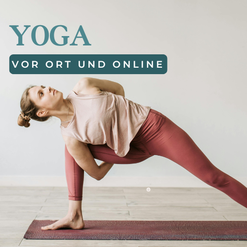 Yoga Online Kurs Wohnzimmer yoga easy Frau im Schneidersitz nimmt im Wohnzimmer am Online Yoga Kurs teil mit ihrem Laptop