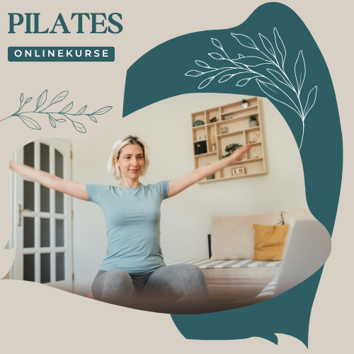 Online Pilates Kurs Frau im Sitzen nimmt im Wohnzimmer am Online Pilates Kurs teil und hat die arme nach oben ausgestreckt