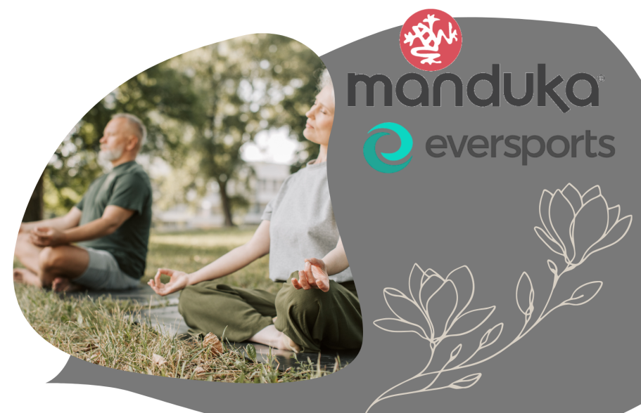 Bestes Kundenerlebnis durch starke Partner Zwei Personen meditieren im Freien, umgeben von Natur. Logos von Manduka und Eversports.